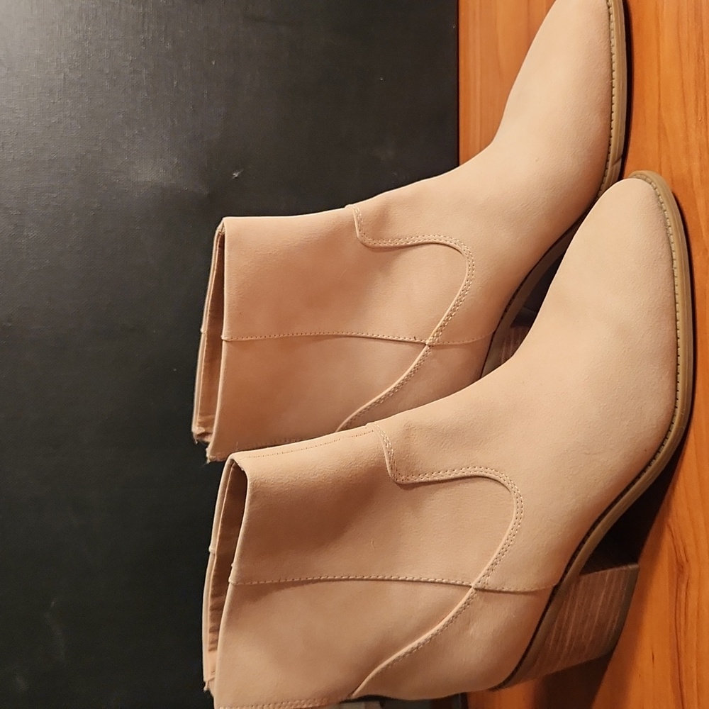 Dolce Vita Odys Tan Faux Suede Ankle Booties, Size 7.5 M